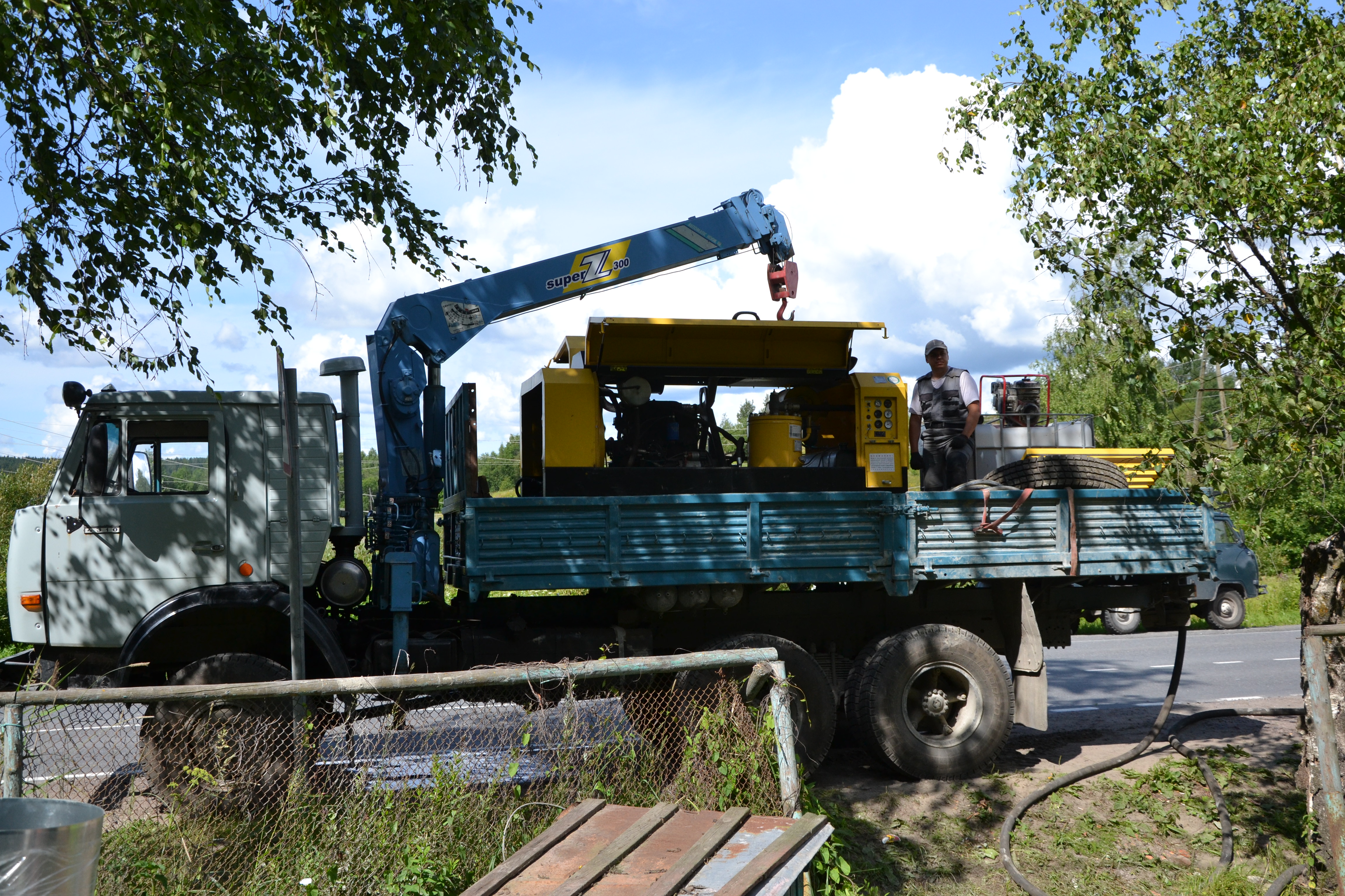 используется воздушный компрессор производительностью не менее 10 куб.м./мин и производимым давлением более 1,0 МПа