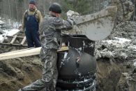 Продавливаем кессон по трубе ковшом экскаватора