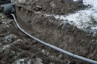 Монтаж скважинного оголовка и отвод трубы в дом