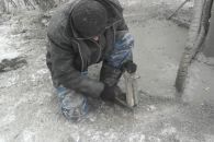 Очищаем от льда инструмент