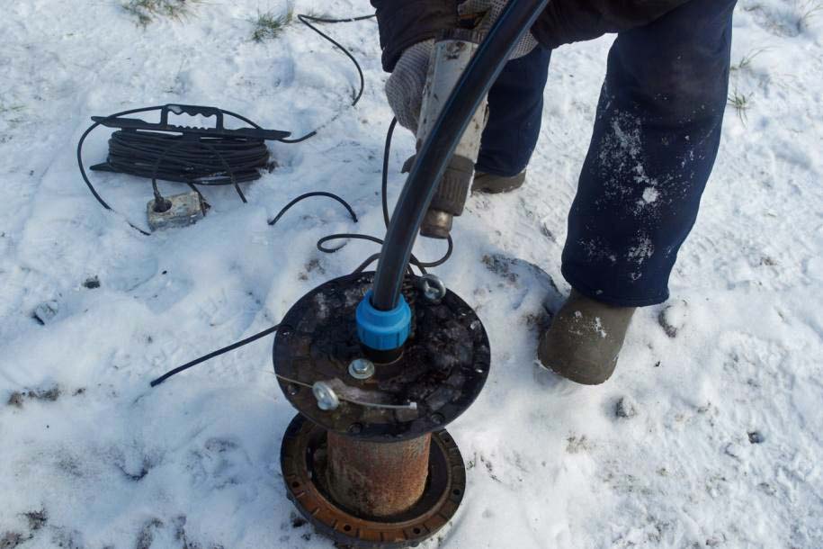 Обрезка кабеля и излишка трубы ПНД