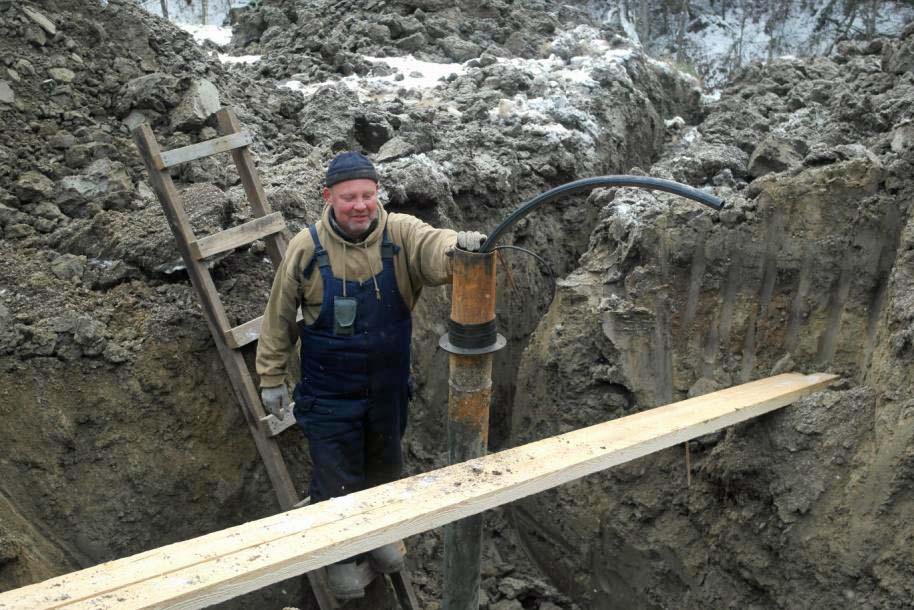 Обкопка обсадной трубы и устройство дренажной траншеи Обкопка обсадной трубы и устройство дренажной траншеи