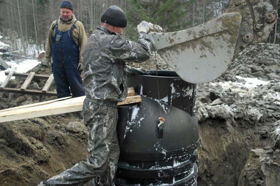 Продавливаем кессон по трубе ковшом экскаватора